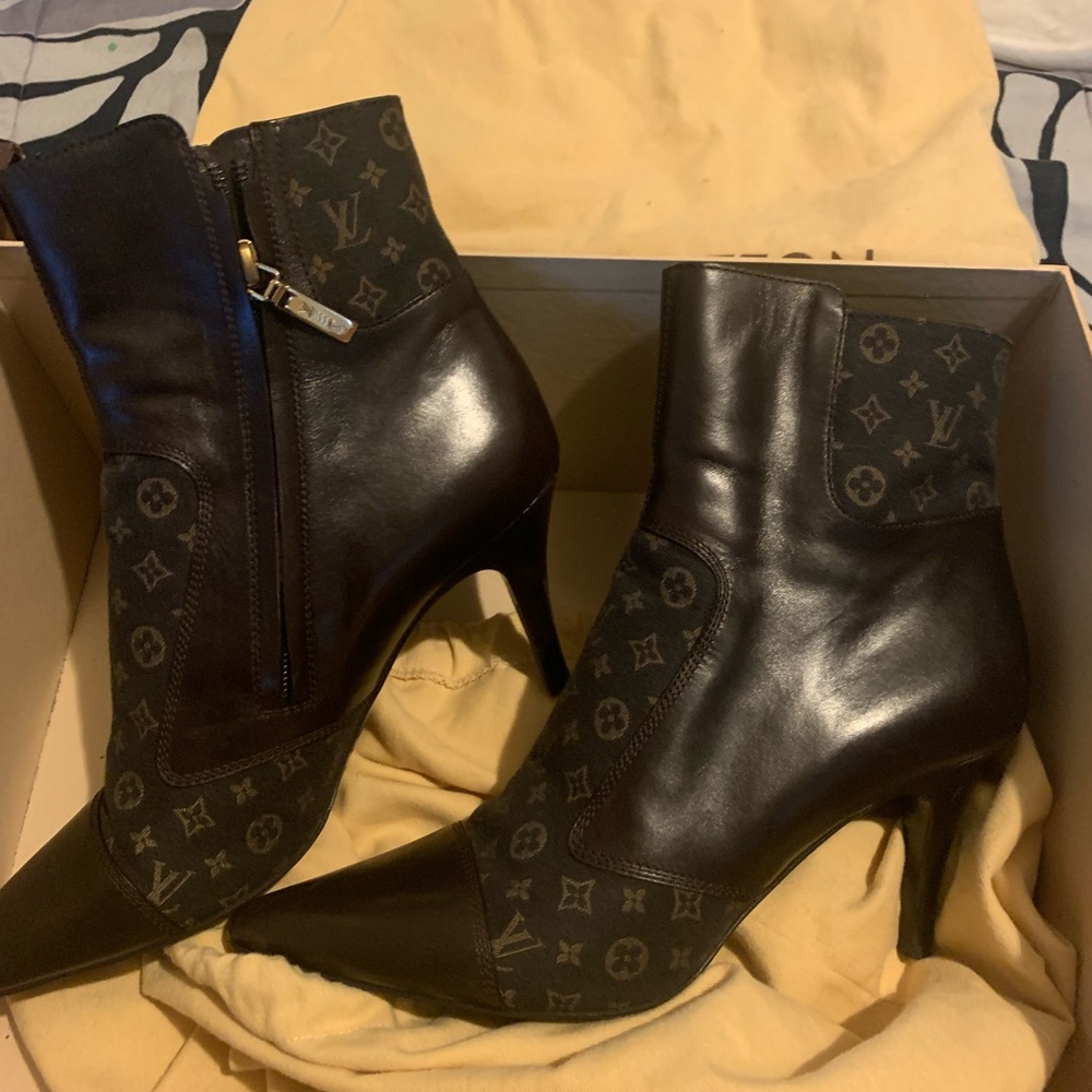 Louis Vuitton 3.5 inch heal ankle boots like new barley worn